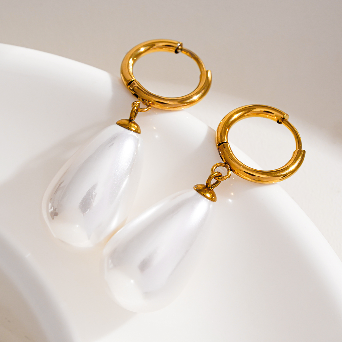 Classic Fashion temperament Drop Pearl earrings Personality design artistic earrings for women