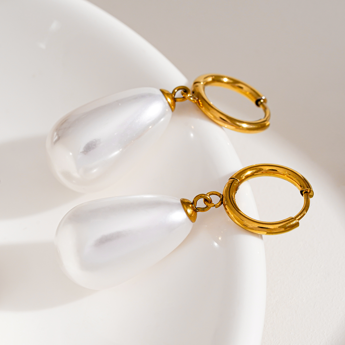Classic Fashion temperament Drop Pearl earrings Personality design artistic earrings for women