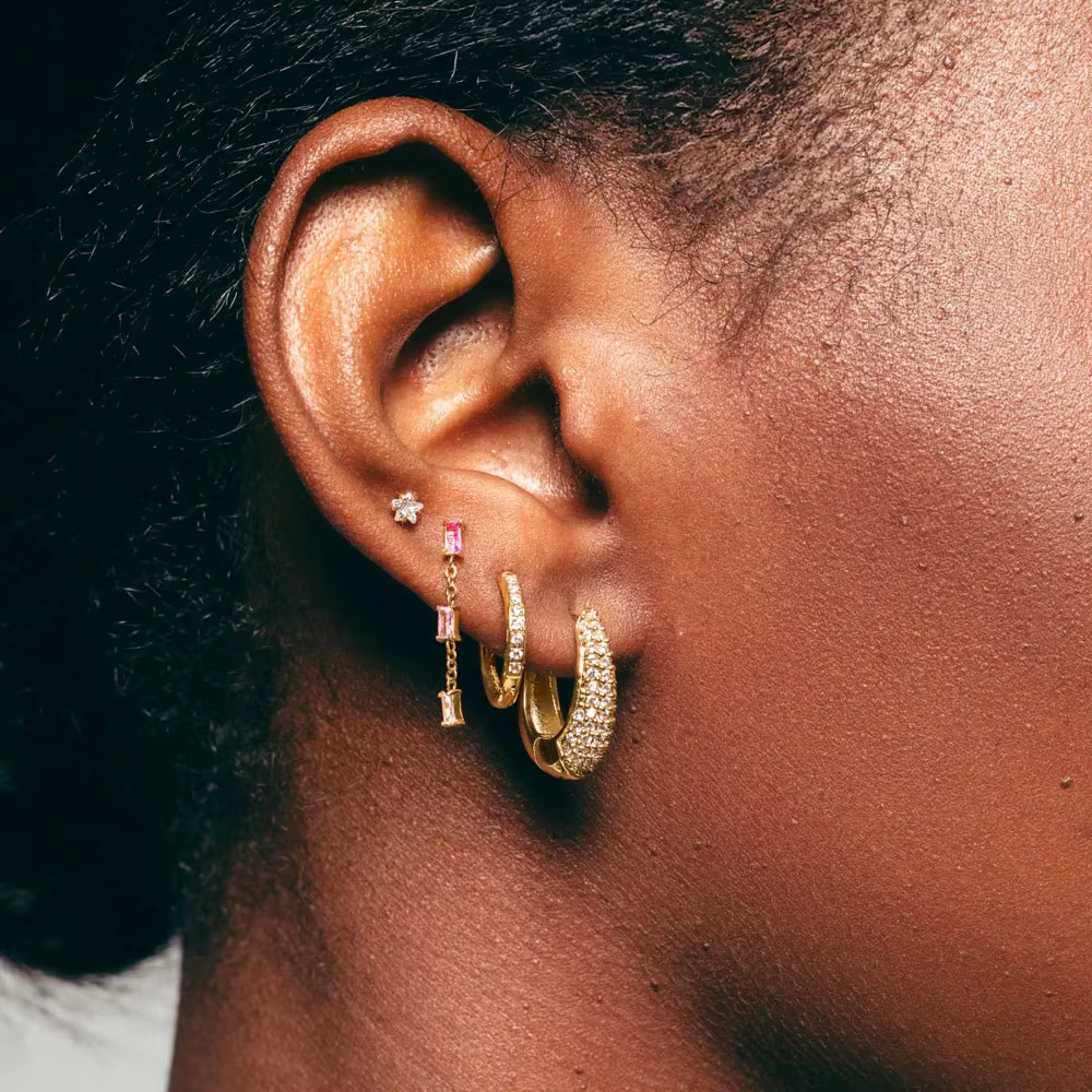 Custom Waterproof Tarnish Free Hypoallergenic Jewelry Custom 18k Gold Plated Stainless Steel Crystal Hoop Huggies Earrings