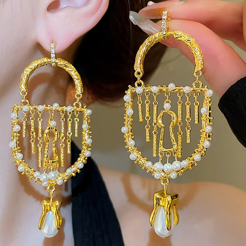 Diamond studded Pearl Tassel Earrings Vintage Luxury Earrings Temperament Versatile Earrings