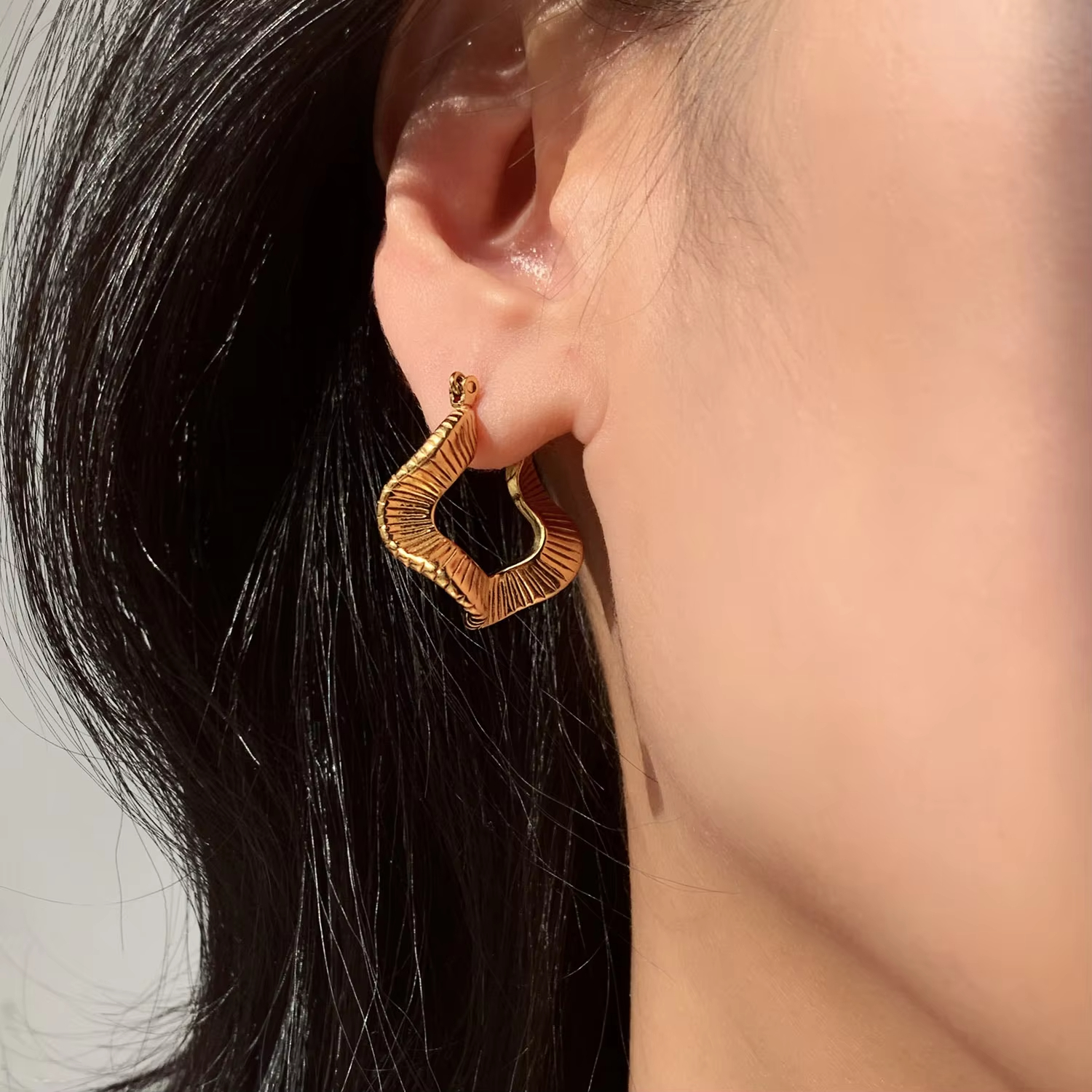Dream Fashion Wholesale High-Quality Gold Stainless Steel Wave Shaped Exquisite and Elegant Earrings