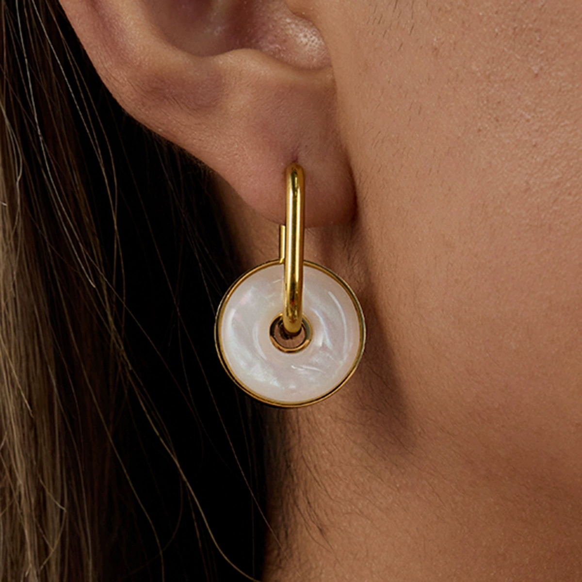 European and American stainless steel earrings with a luxurious and high-end feel