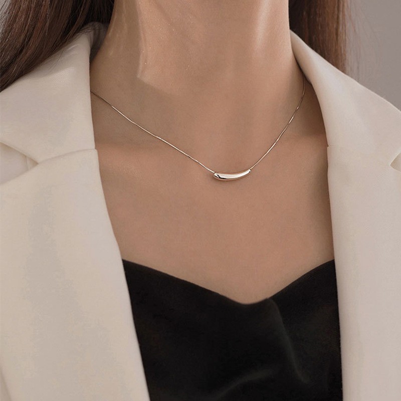 Minimalist Titanium Steel Curved Bar Pendant Necklace – Elegant Daily Jewelry