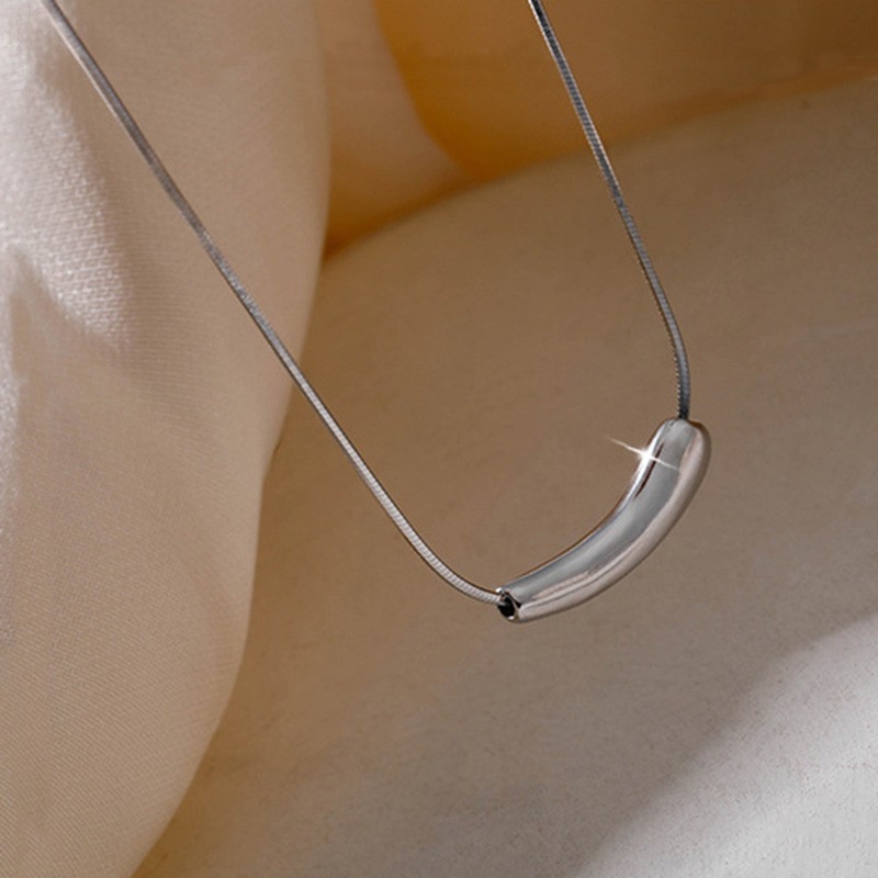 Minimalist Titanium Steel Curved Bar Pendant Necklace – Elegant Daily Jewelry