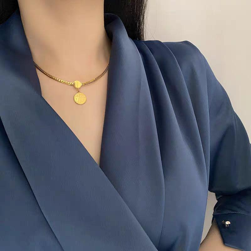 Elegant Gold Choker Necklace with Engraved Medallion Pendant