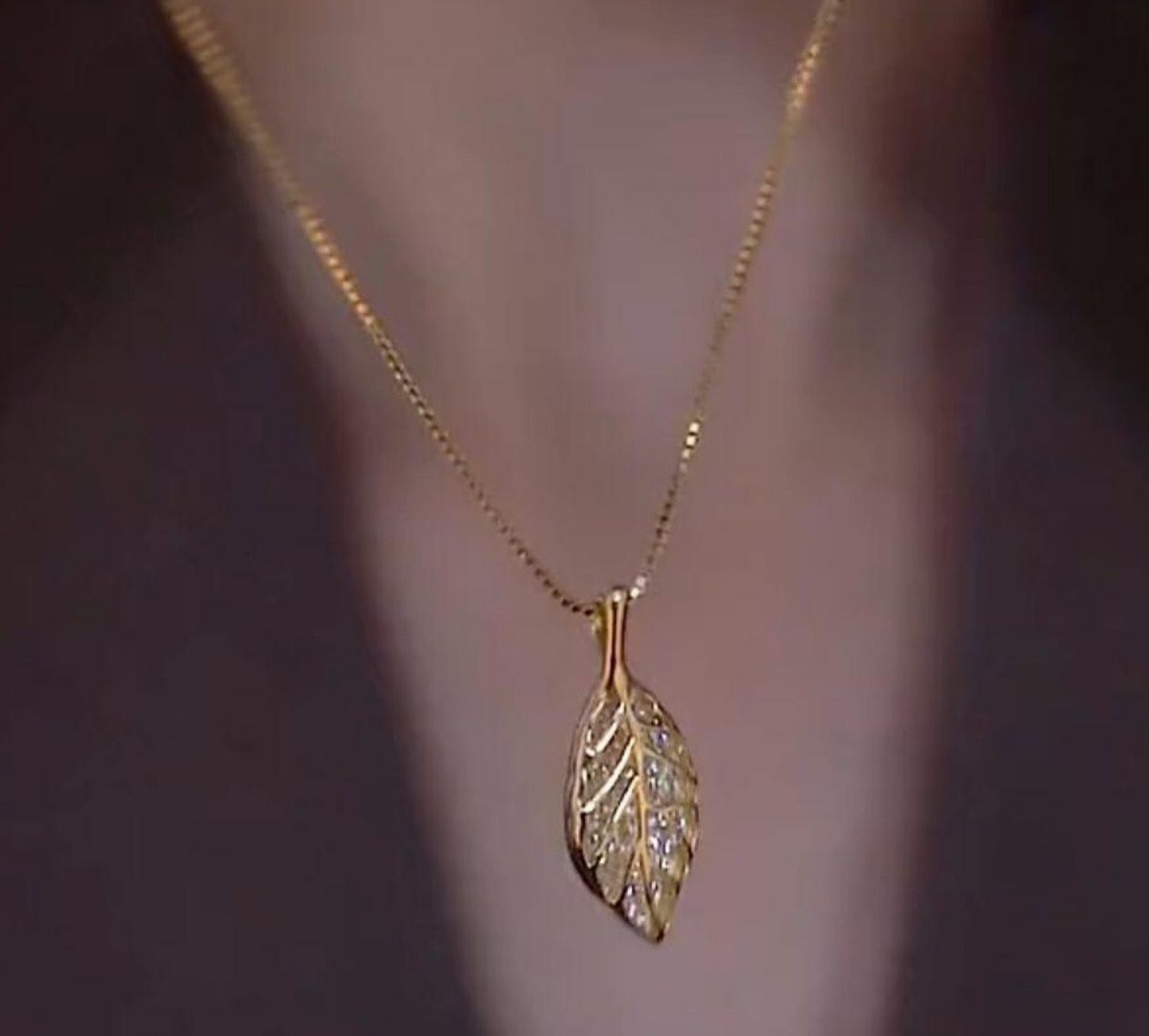 Elegant Gold Leaf Pendant Necklace for Women | 2025 Trending Minimalist Jewelry