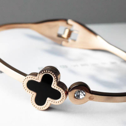 Elegant Rose Gold Four-leaf Clover Bracelet with Diamond-like Stone Adjustable