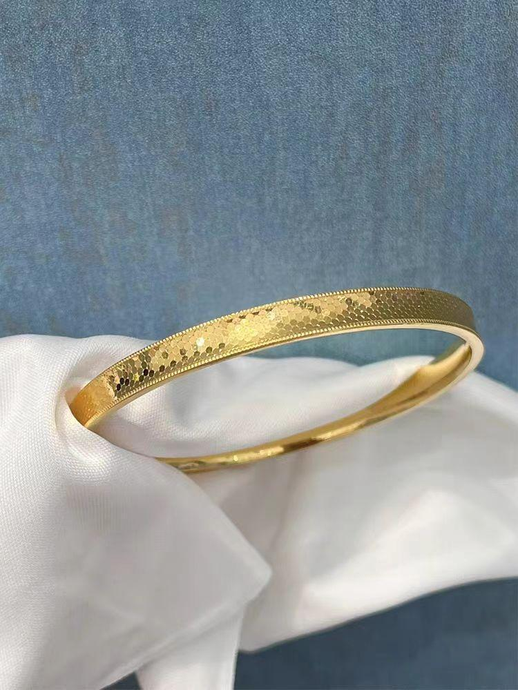 Elegant Textured Gold Bangle Bracelet – Classic Minimalist Design