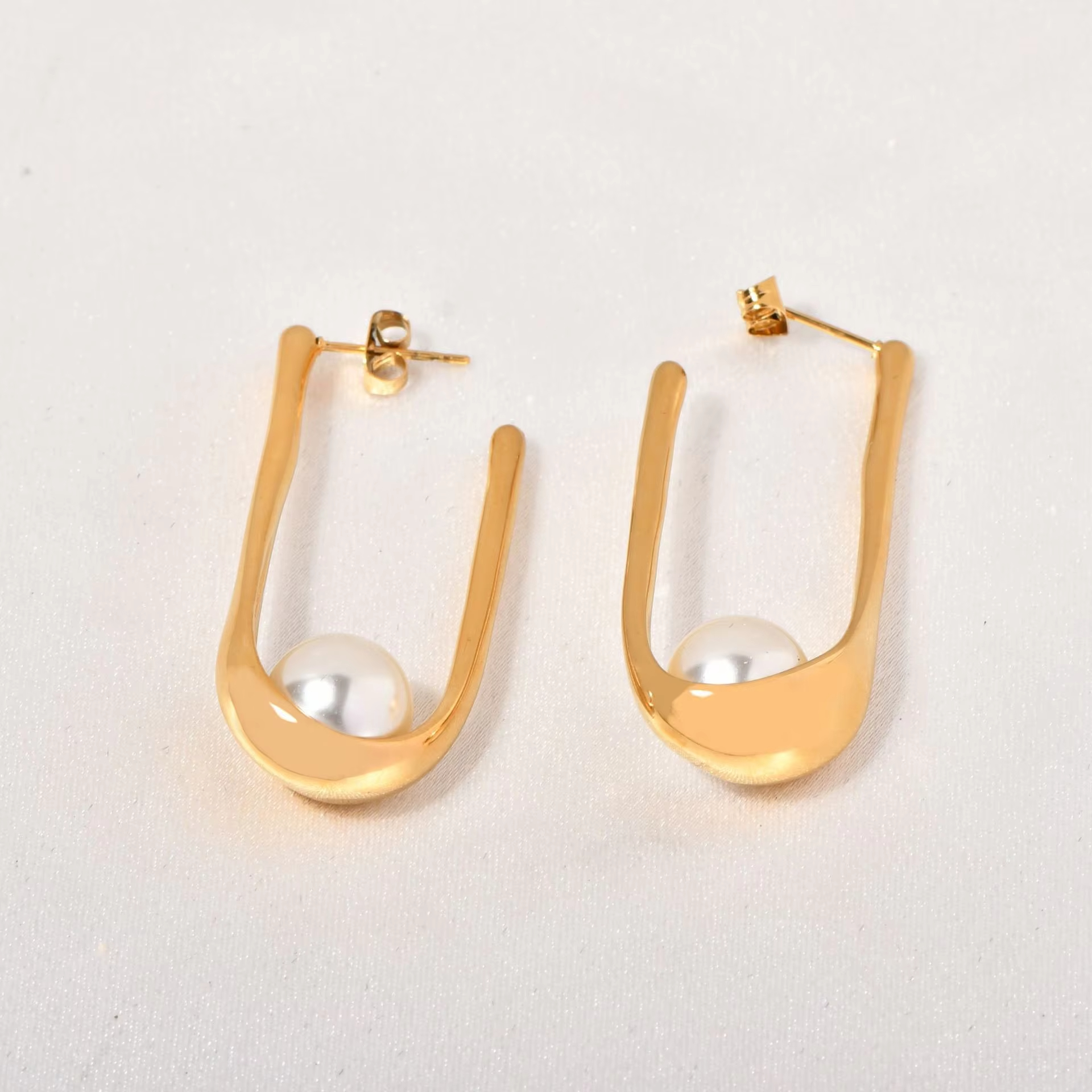 European American Stainless Steel Gold-color Plated Bezel Set Advanced Sense Niche Pearl Women's Butterfly Shape Trendy Earrings