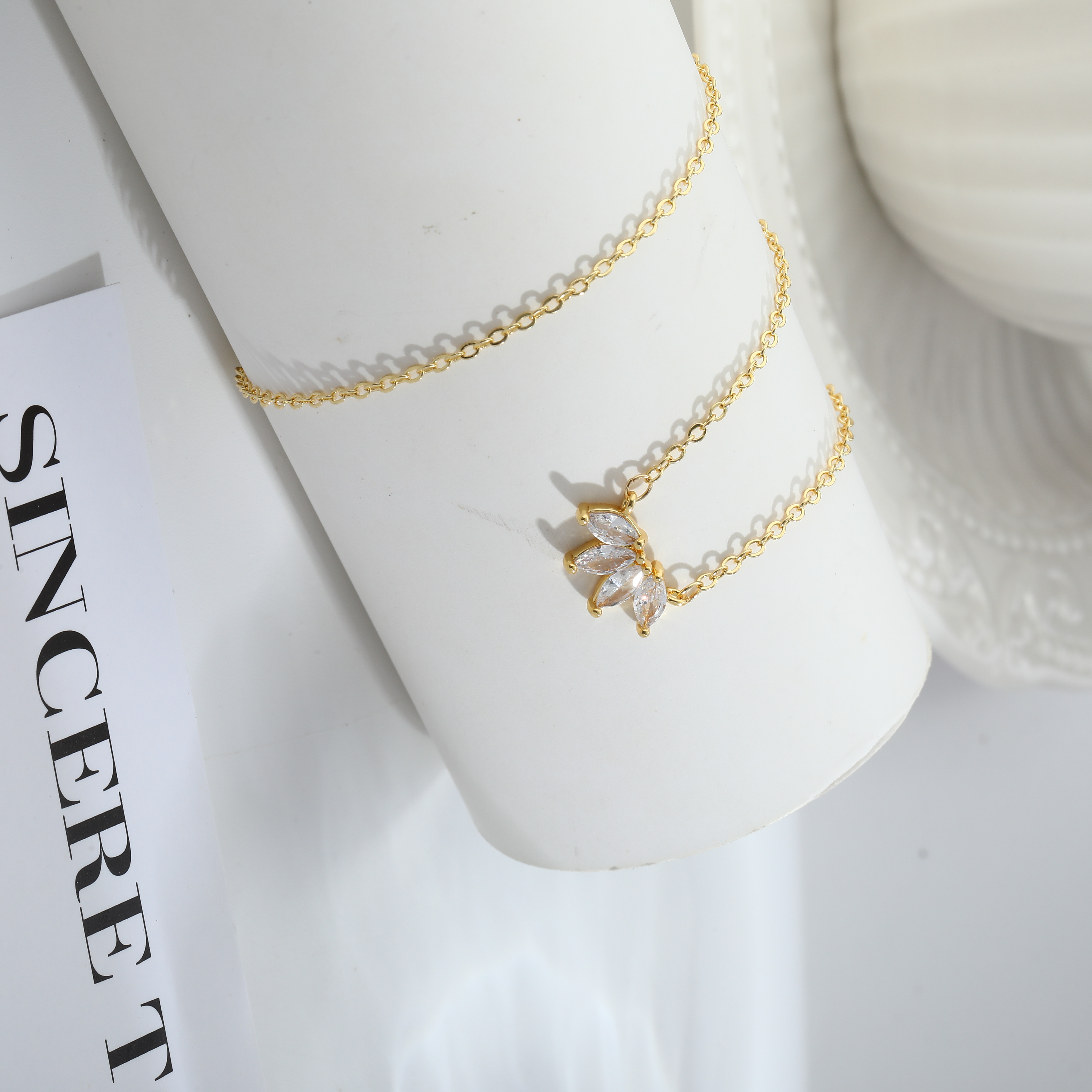 Fashion Golden Flower-shaped Zircon Necklace 42+5CM Brass Fine Jewelry Cubic Zirconia Pendant Necklace
