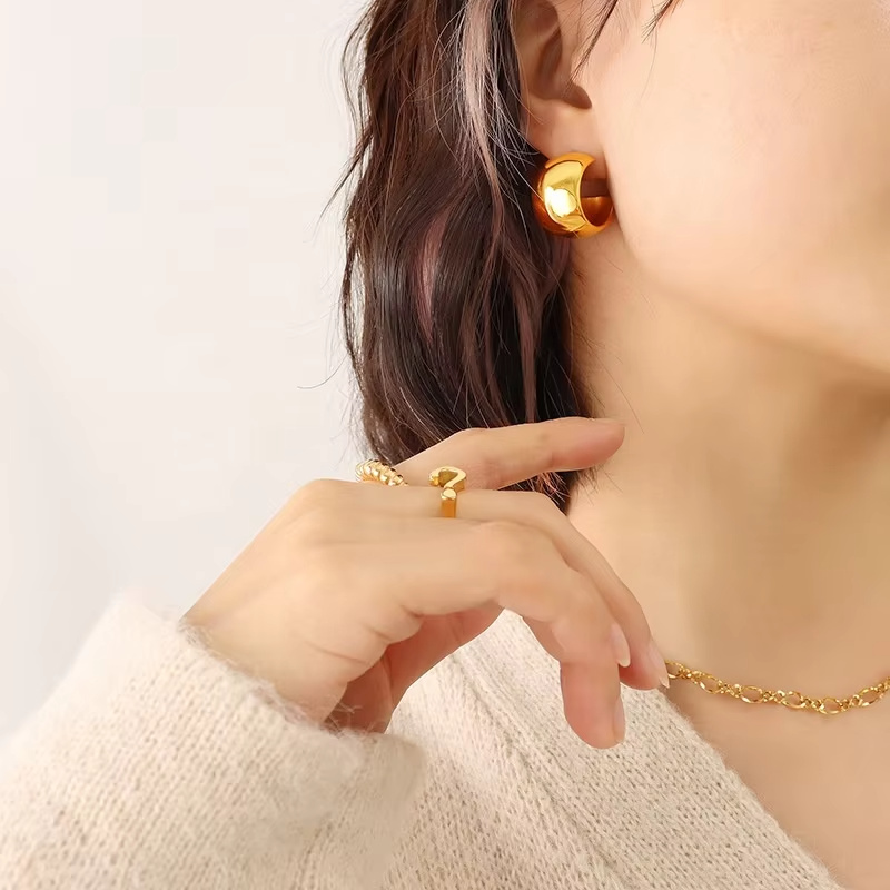 Fashionable and Luxurious Stainless Setel Smooth C-shaped Design Earrings with High-end and Romantic Jewelry