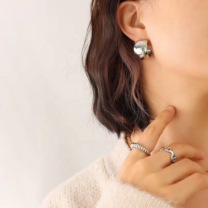 Fashionable and Luxurious Stainless Setel Smooth C-shaped Design Earrings with High-end and Romantic Jewelry