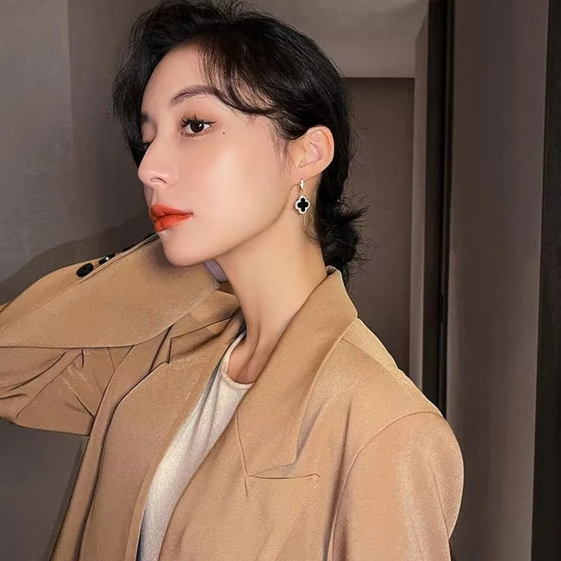 Four-leaf Clover Fashion Hoop Earrings 2023 Temperament Gold Earrings Women Retro Classy Earrings
