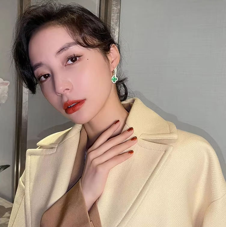 Four-leaf Clover Fashion Hoop Earrings 2023 Temperament Gold Earrings Women Retro Classy Earrings
