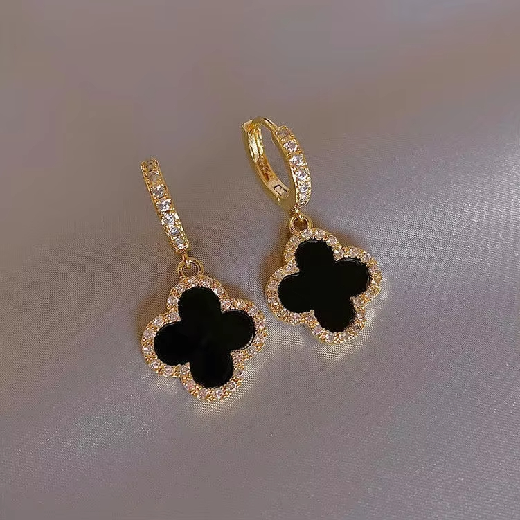 Four-leaf Clover Fashion Hoop Earrings 2023 Temperament Gold Earrings Women Retro Classy Earrings