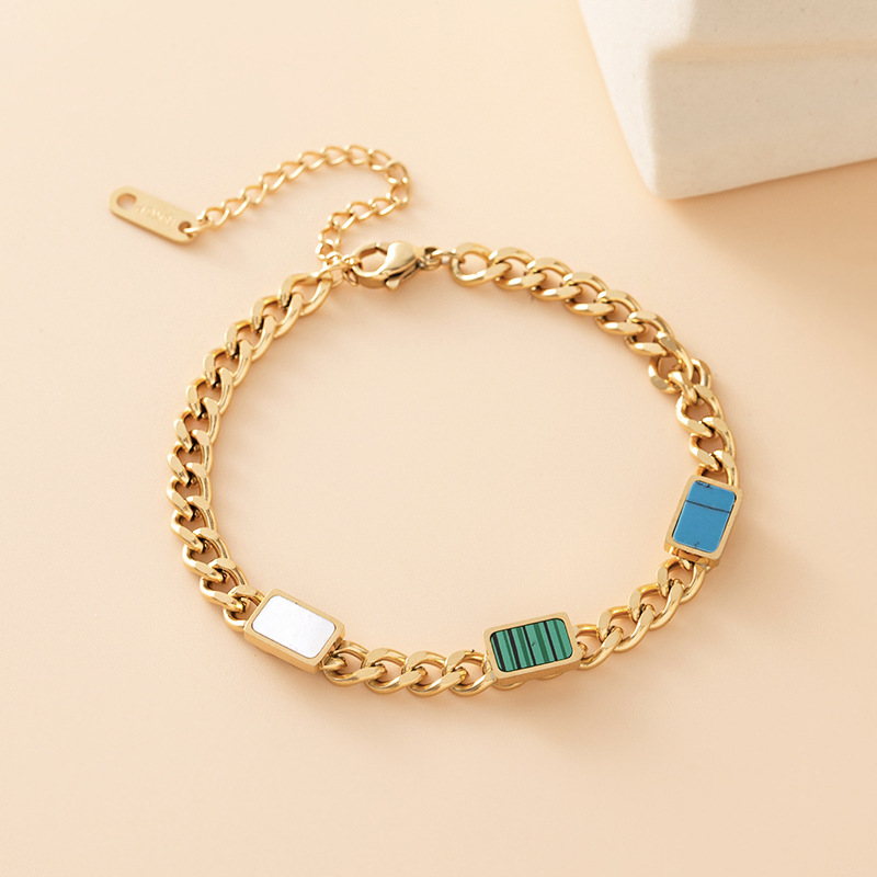 Gold Chain Bracelet with Multicolor Heart Charms – Trendy Chunky Link Design for Women