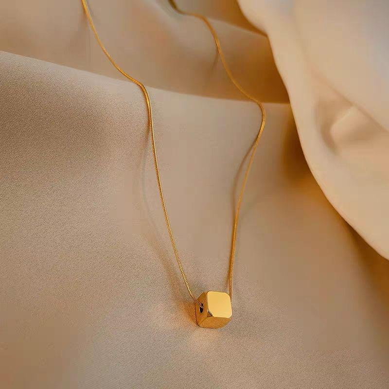 Gold Cube Pendant Necklace – Modern Minimalist Geometric Jewelry