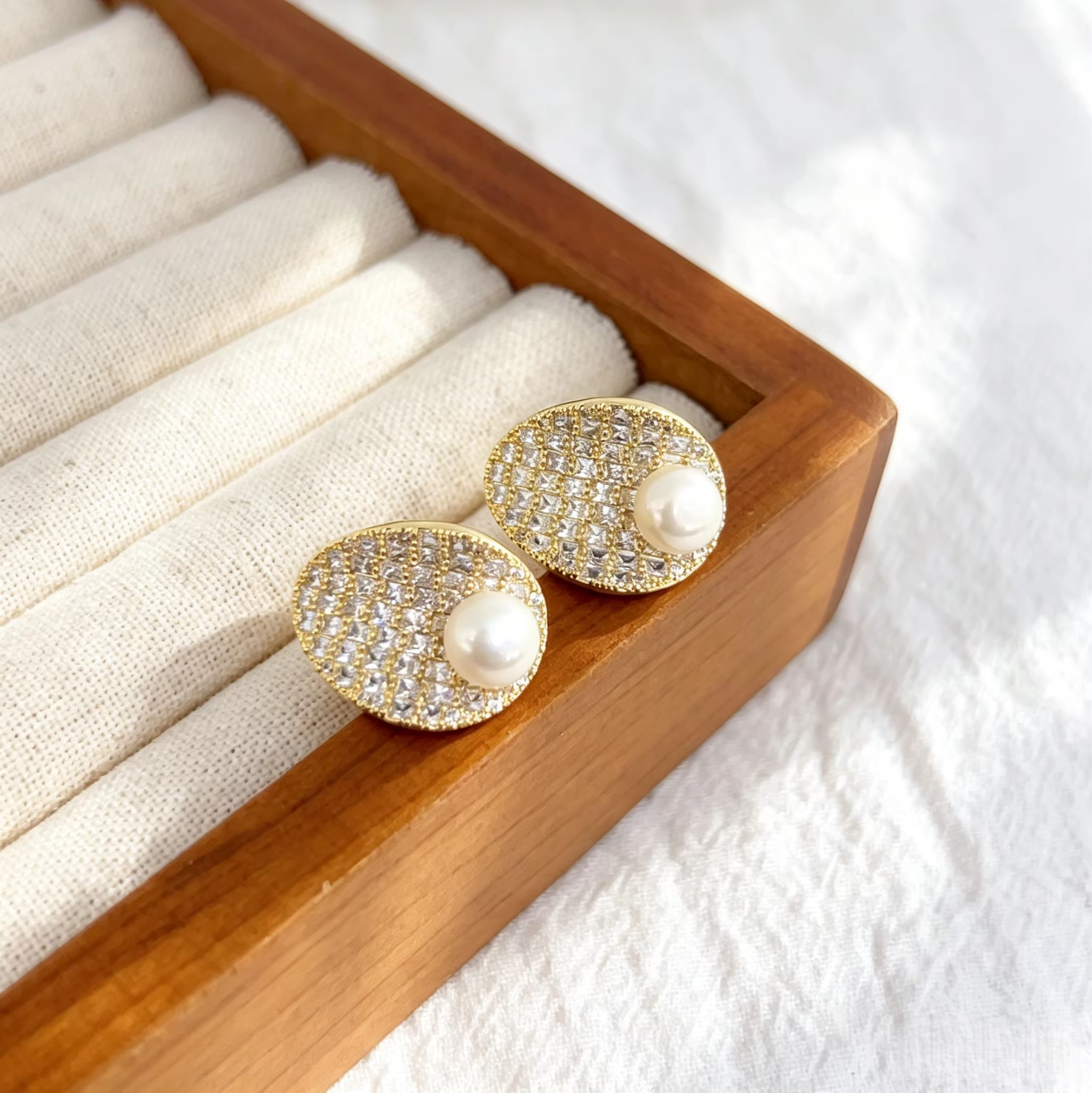 Hot Selling Elliptical Curved Design Fashion Earrings Light Luxury Gold-plated Pearl Earrings Suitable for Wedding Brides