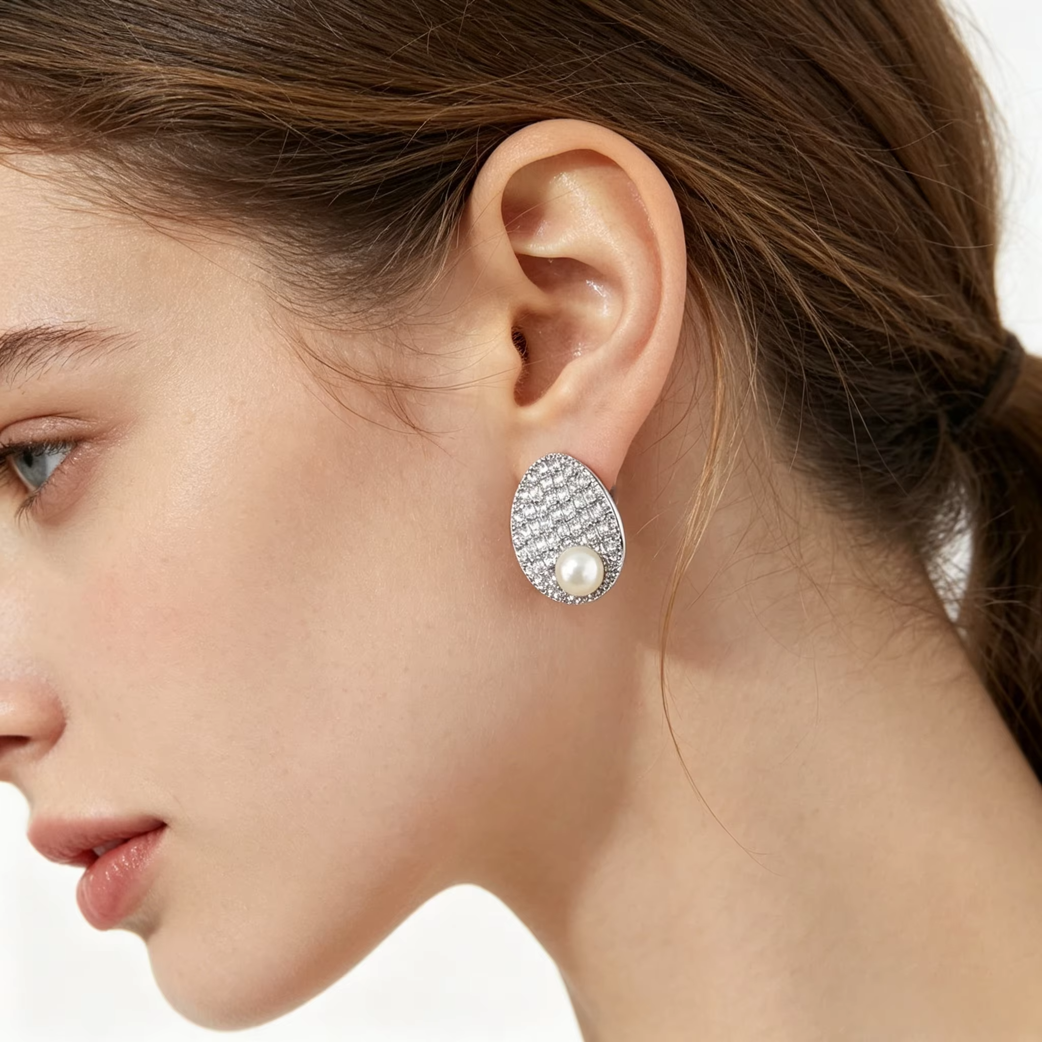 Hot Selling Elliptical Curved Design Fashion Earrings Light Luxury Gold-plated Pearl Earrings Suitable for Wedding Brides