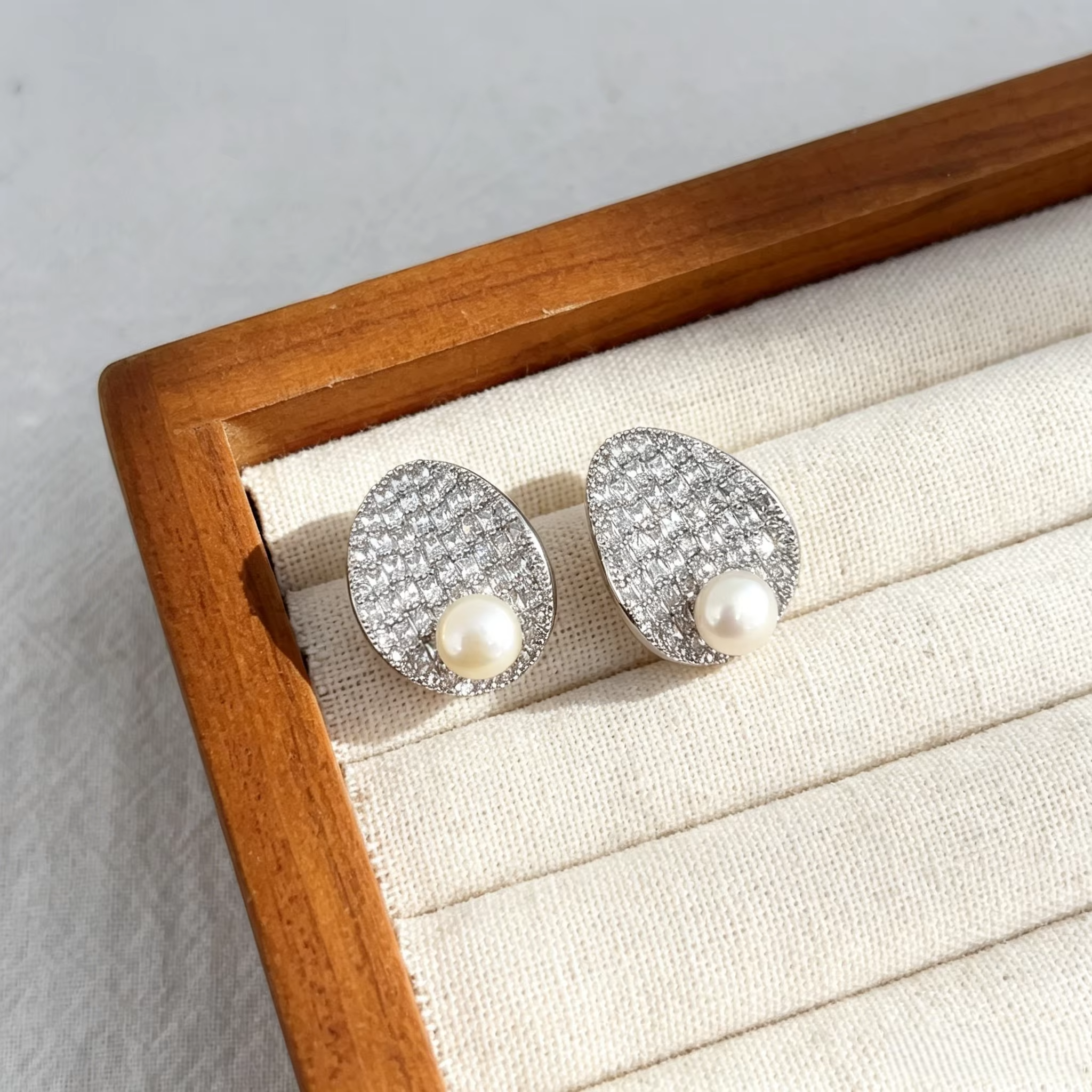Hot Selling Elliptical Curved Design Fashion Earrings Light Luxury Gold-plated Pearl Earrings Suitable for Wedding Brides