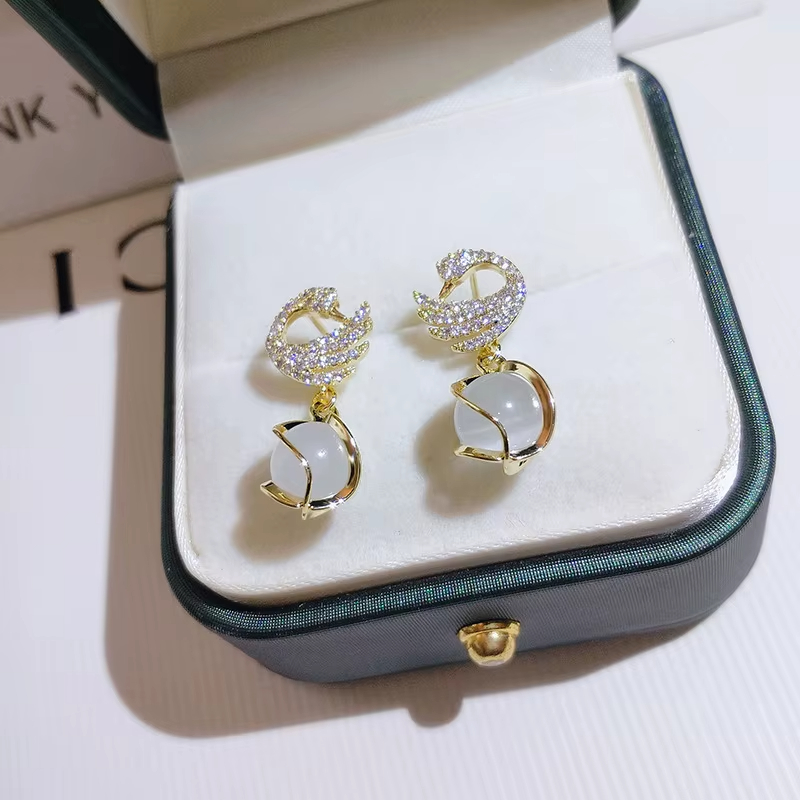 Little Swan Collection High-Grade Cat's Eye Stone Diamond Earrings Gold Plating Trendy Animal-shaped Pendant for Parties