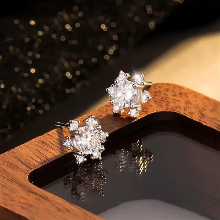 Luxury S925 Sterling Silver Sparkling Zircon Snowflake Silver Stud Earring