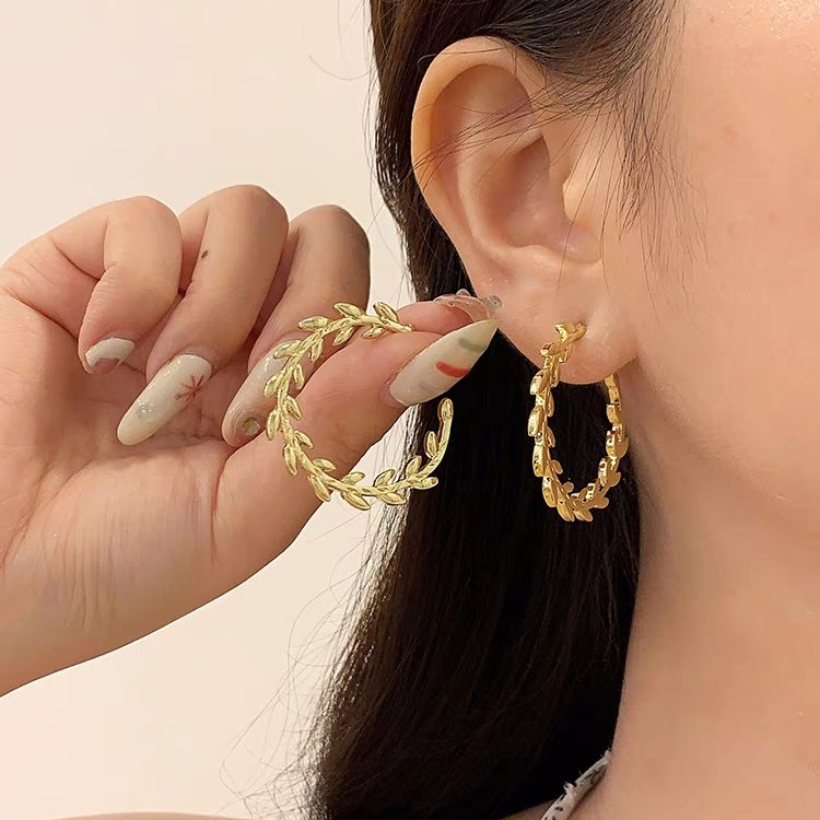 Nature Inspired Gold Leaf Hoop Earrings for Women - Vintage Style Botanical Circle Design with Detailed Leaf Texture