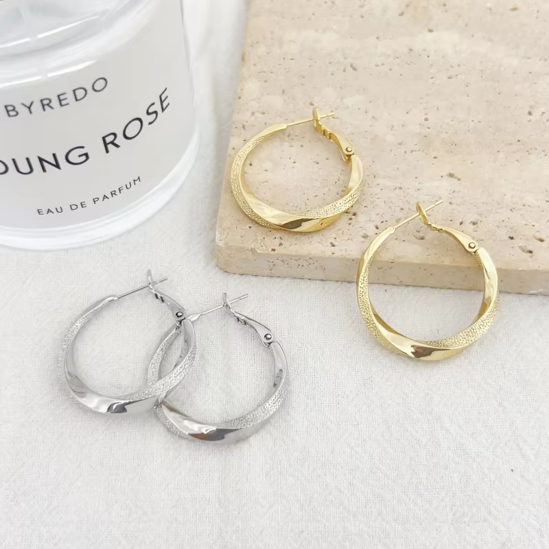 New Design Simple Retro Style Fashion Stud Earrings with High-end Feel Gold-plated Fashion Hook Earrings