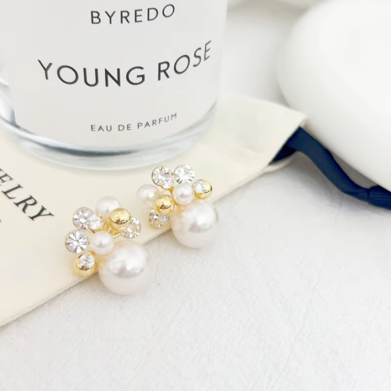 New Design Summer Trendy Women's Fashion Earrings Retro Gold Plated Pearl Earrings Suitable for Women's Holiday Gifts