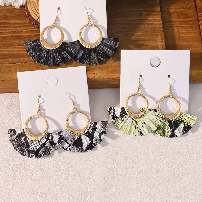 Retro-Style Distressed Snake-Patterned PU Leather Earrings for Wild Parties - Fan-Shaped Earrings