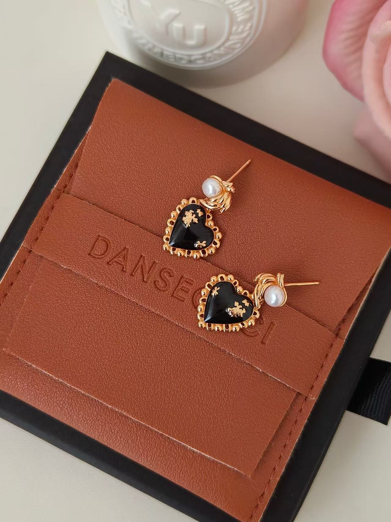Retro Exquisite 18K Gold Freshwater Pearl Drop Earrings Luxury Women's Jewelry with Diamond Perfect Gift for Special Occasions