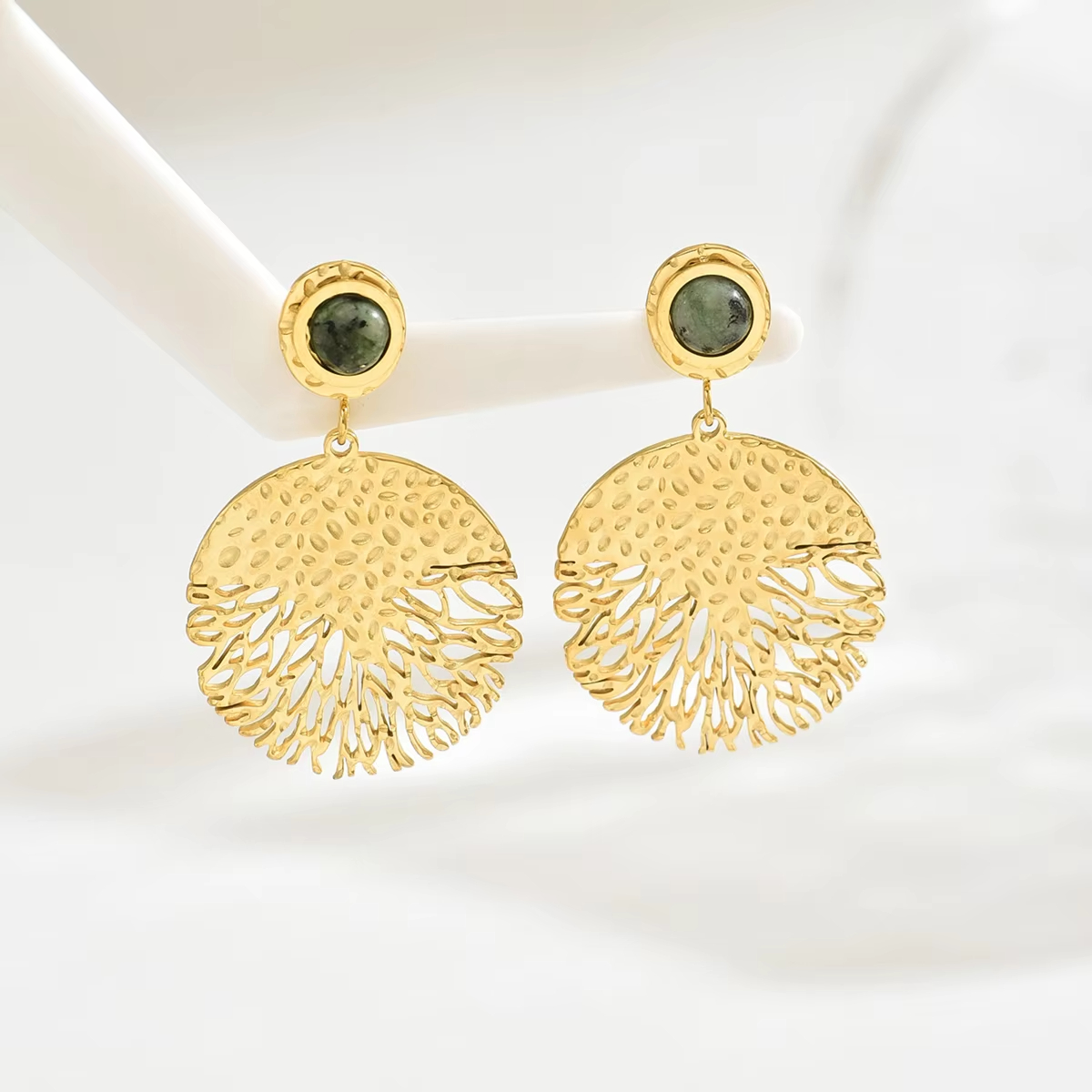 Retro Hollow Line Alloy Earrings Personality Green Stone Ear Studs Fashion Gold Alloy Round Plate Earrings