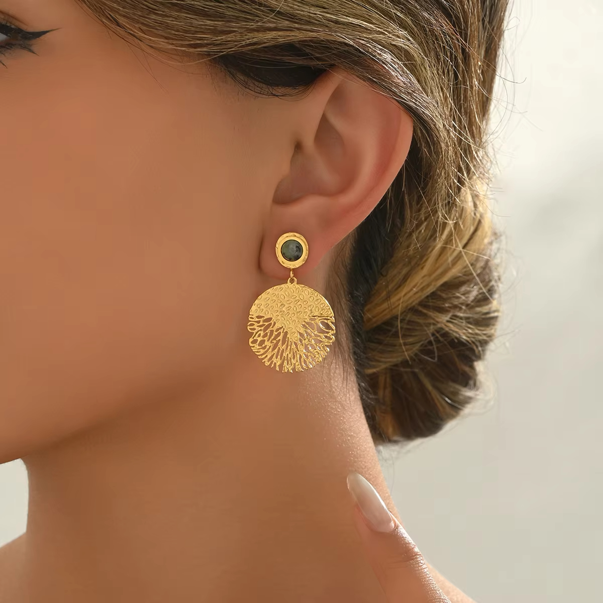 Retro Hollow Line Alloy Earrings Personality Green Stone Ear Studs Fashion Gold Alloy Round Plate Earrings