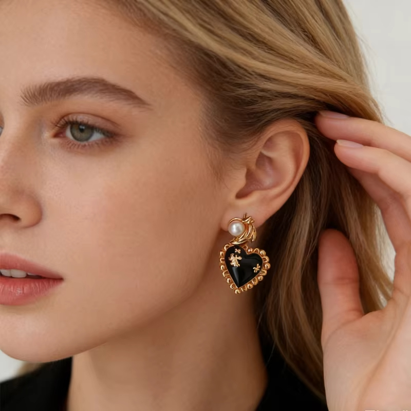 Retro and Exquisite Women's Earrings, Fashionable Jewelry Pendant Earrings That Simply Express love