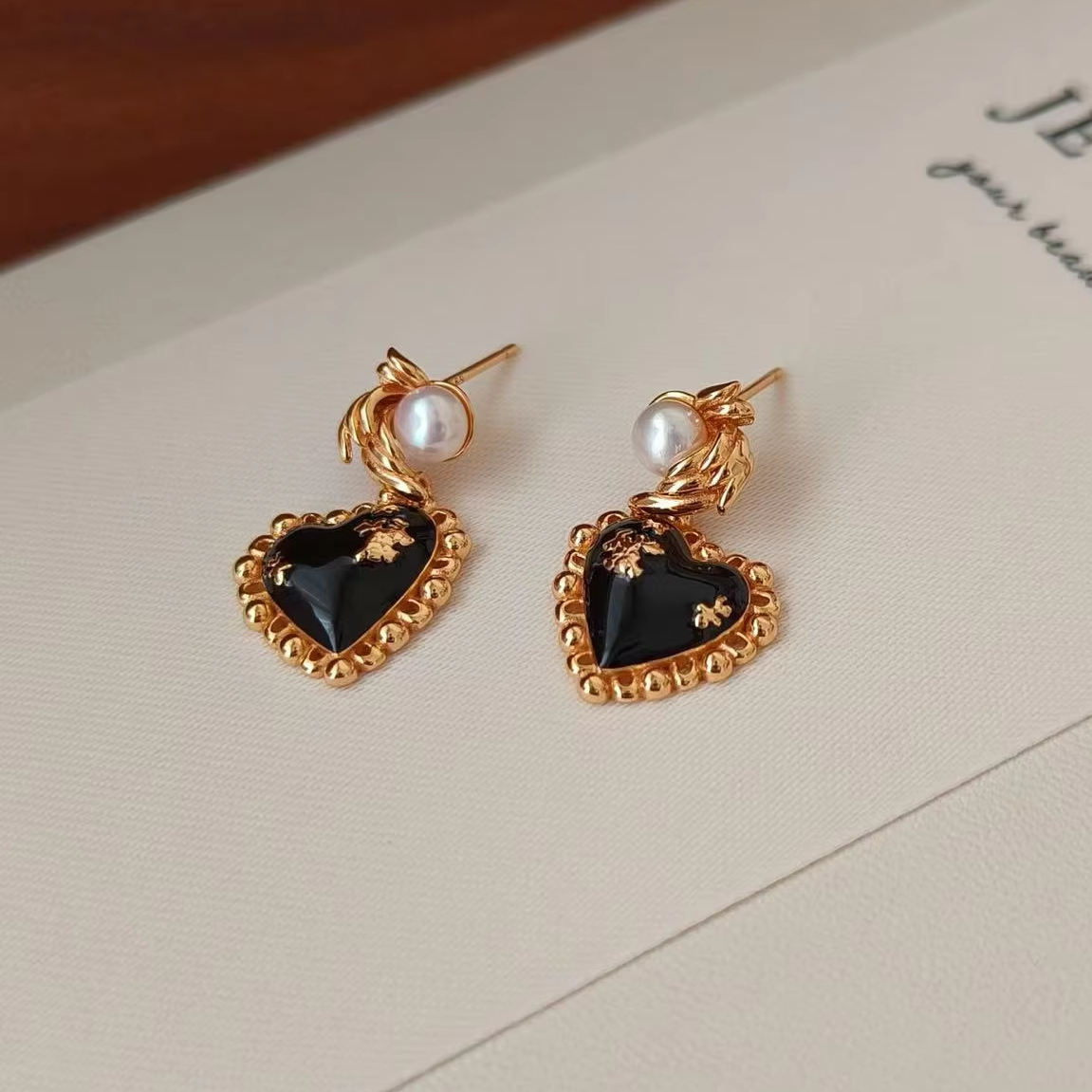 Retro and Exquisite Women's Earrings, Fashionable Jewelry Pendant Earrings That Simply Express love