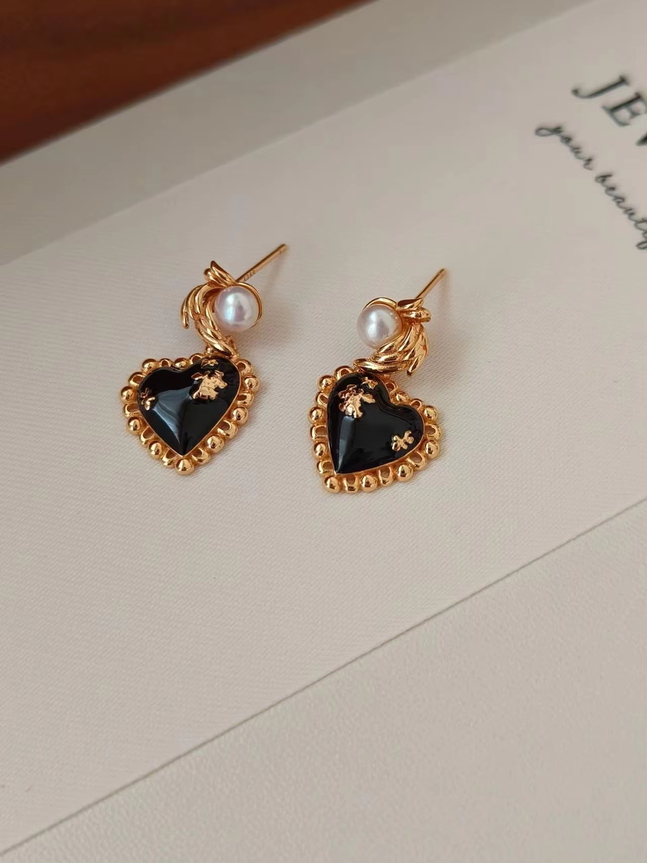 Retro and Exquisite Women's Earrings, Fashionable Jewelry Pendant Earrings That Simply Express love