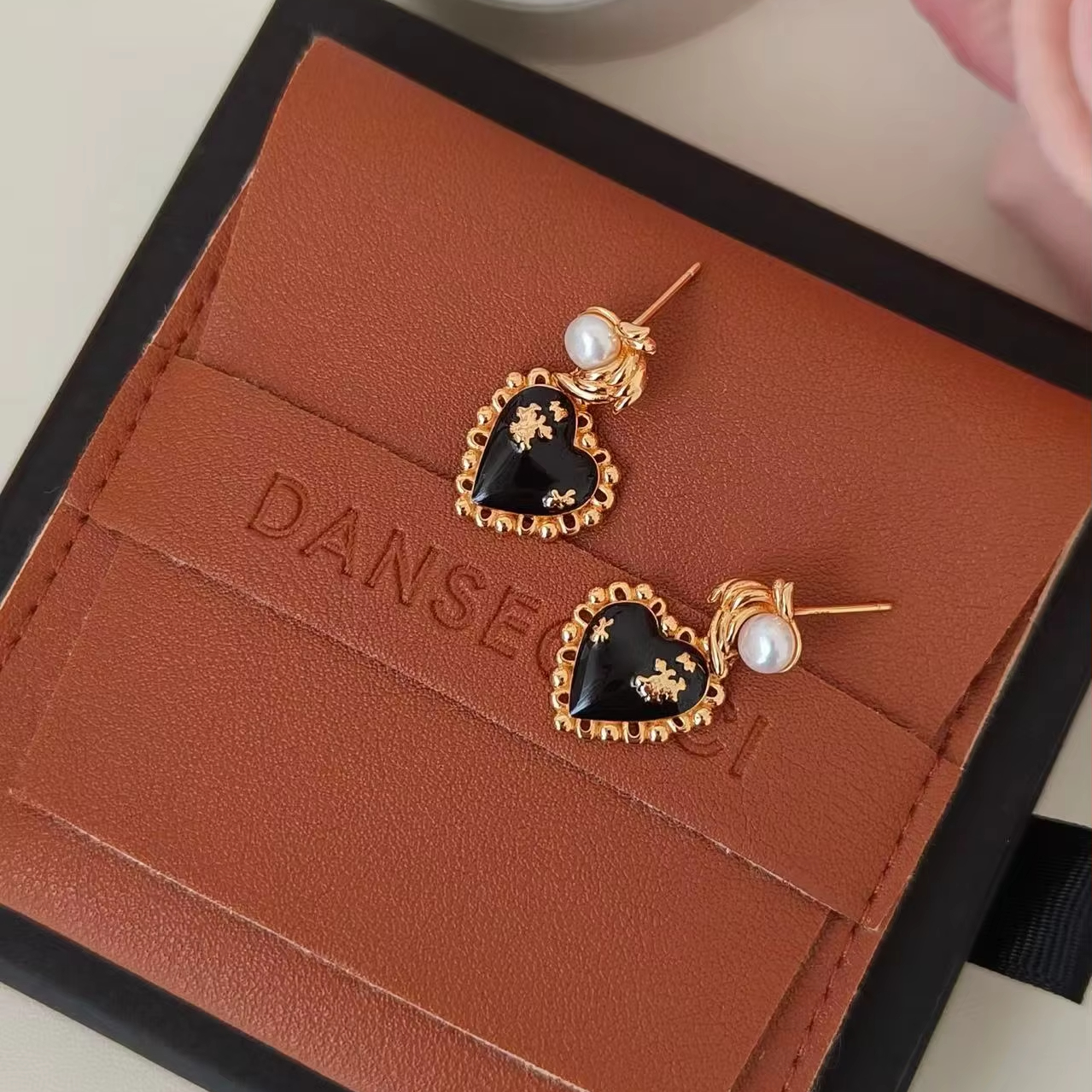 Retro and Exquisite Women's Earrings, Fashionable Jewelry Pendant Earrings That Simply Express love