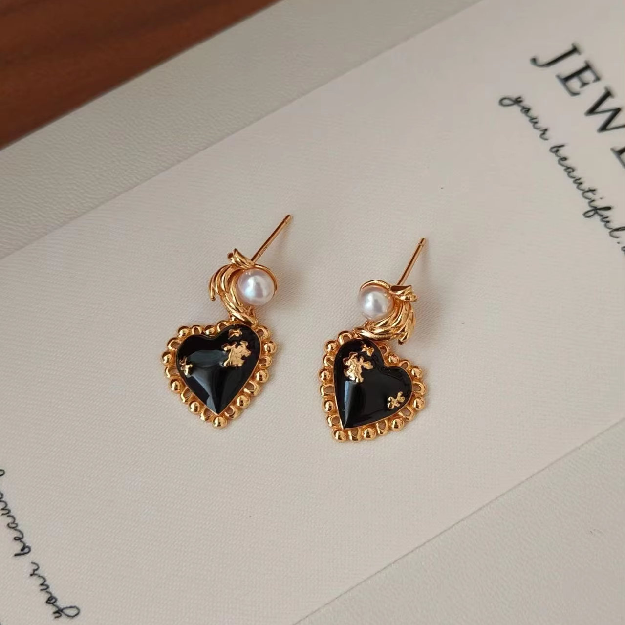 Retro and Exquisite Women's Earrings, Fashionable Jewelry Pendant Earrings That Simply Express love