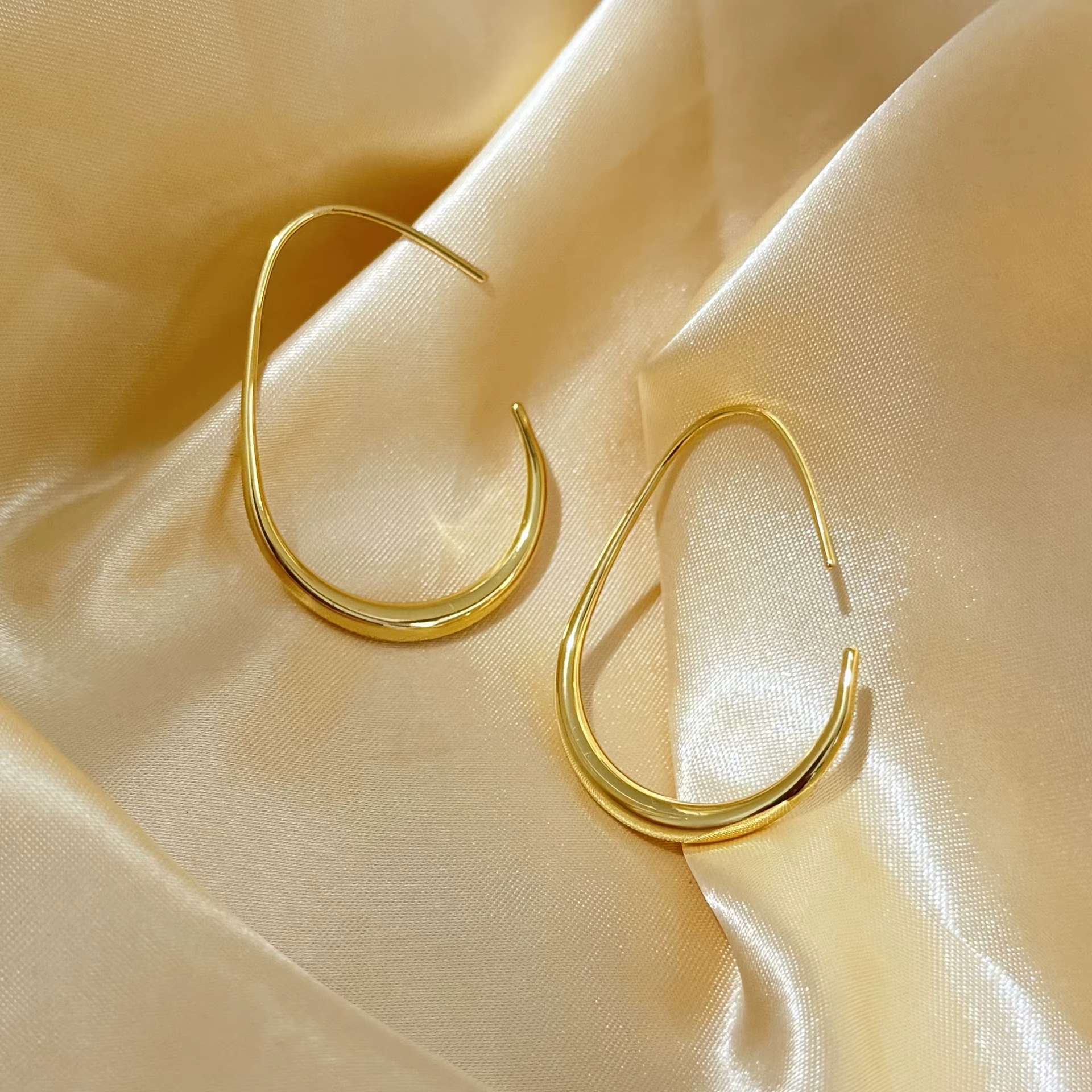S925 Fashion Metal Style Simple Geometric Large Curved Hook Earrings Personality Niche Design Earrings Jewelry for Women