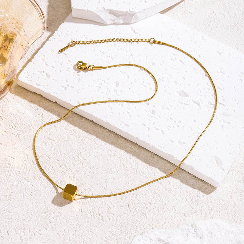 Minimalist Titanium Steel Cube Pendant Necklace – Modern Geometric Jewelry for Women