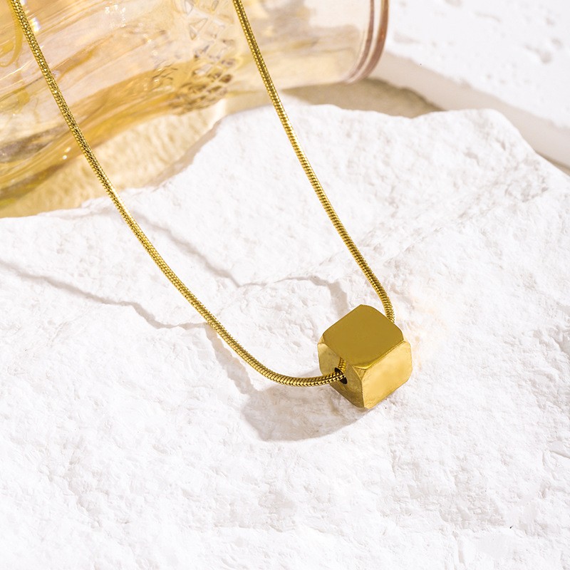 Minimalist Titanium Steel Cube Pendant Necklace – Modern Geometric Jewelry for Women