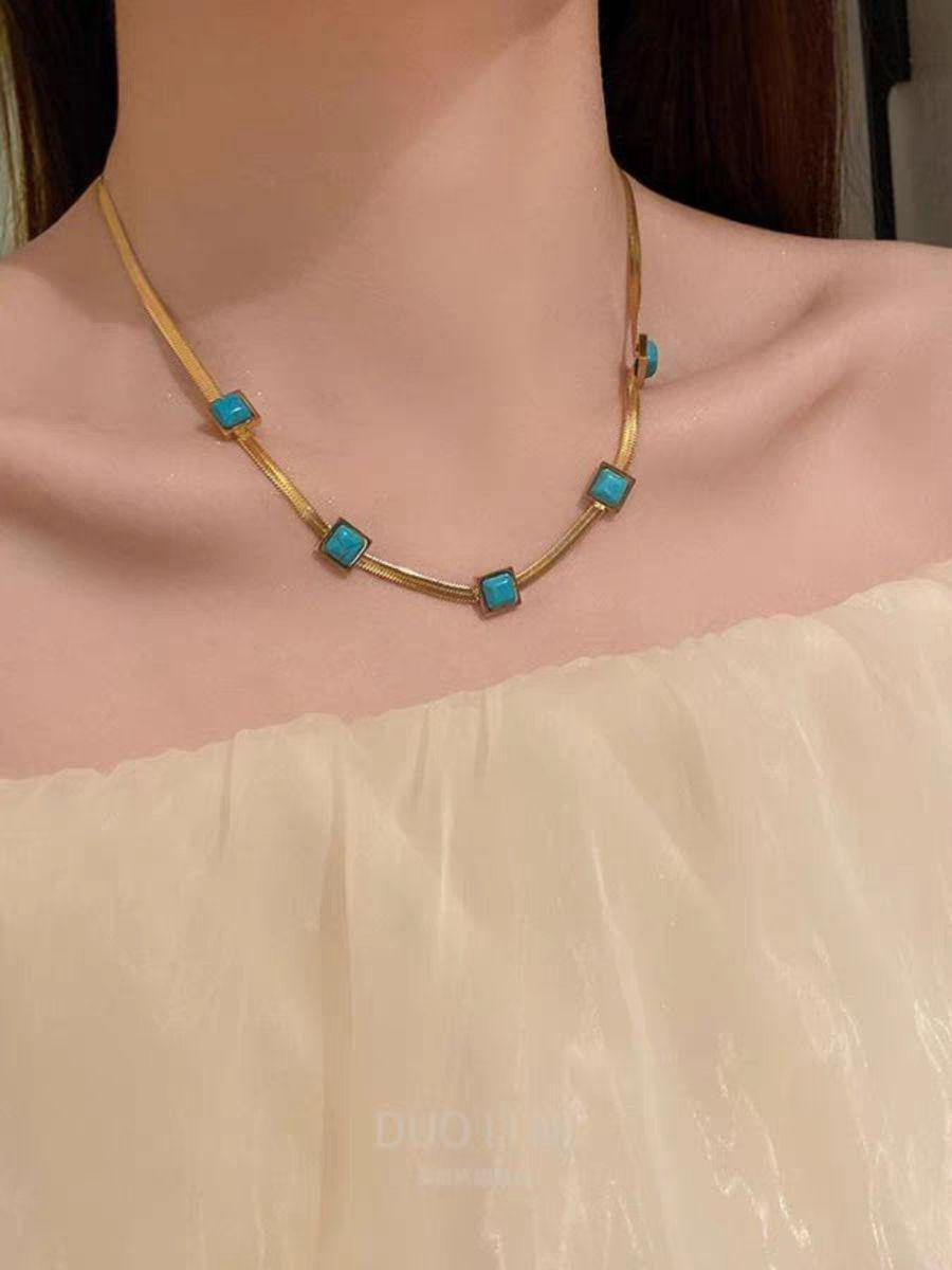 Turquoise Square Charm Necklace – Retro Gold Choker for Women