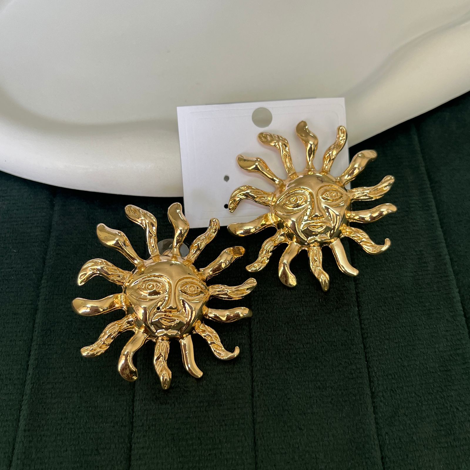 Vintage Gold Sun Face Statement Earrings – Artistic Sunburst Women’s Fashion Jewelry