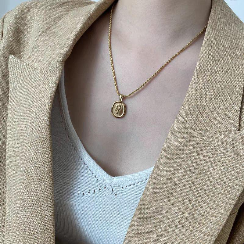 Vintage Rose Wax Seal Necklace – 18K Gold Plated Stainless Steel Oval Pendant Jewelry for Women