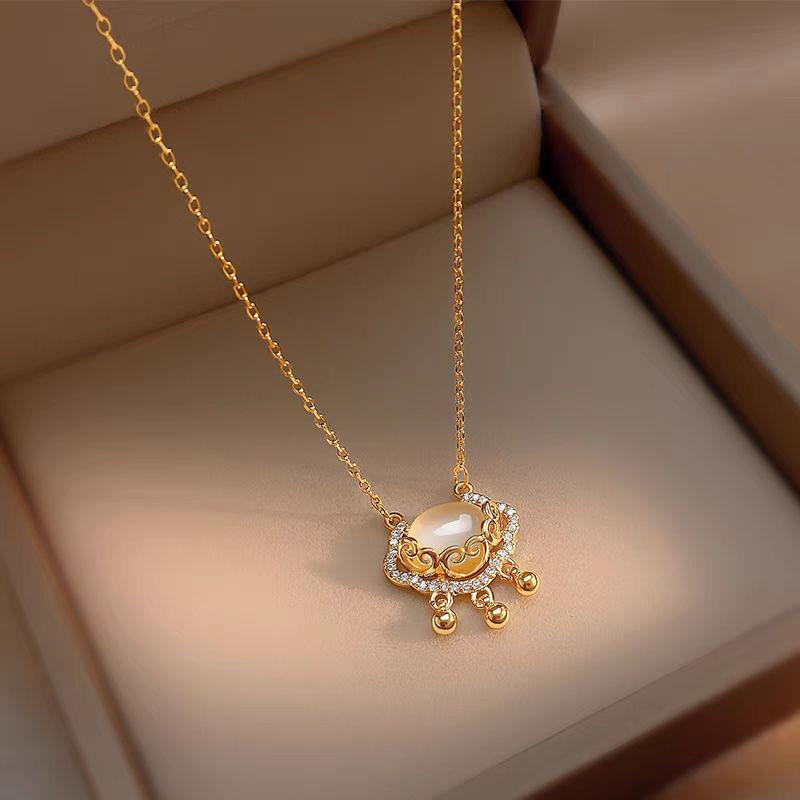 Vintage Royal Pendant Necklace – Gold Chain with Gemstone & Crystal Drops