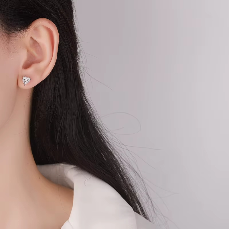 Wholesale 925 Sterling Silver Trendy Heart Moissanite Earrings 0.5ct 1ct Studs Fine Fashion Jewelry for Weddings Gifts Luxury