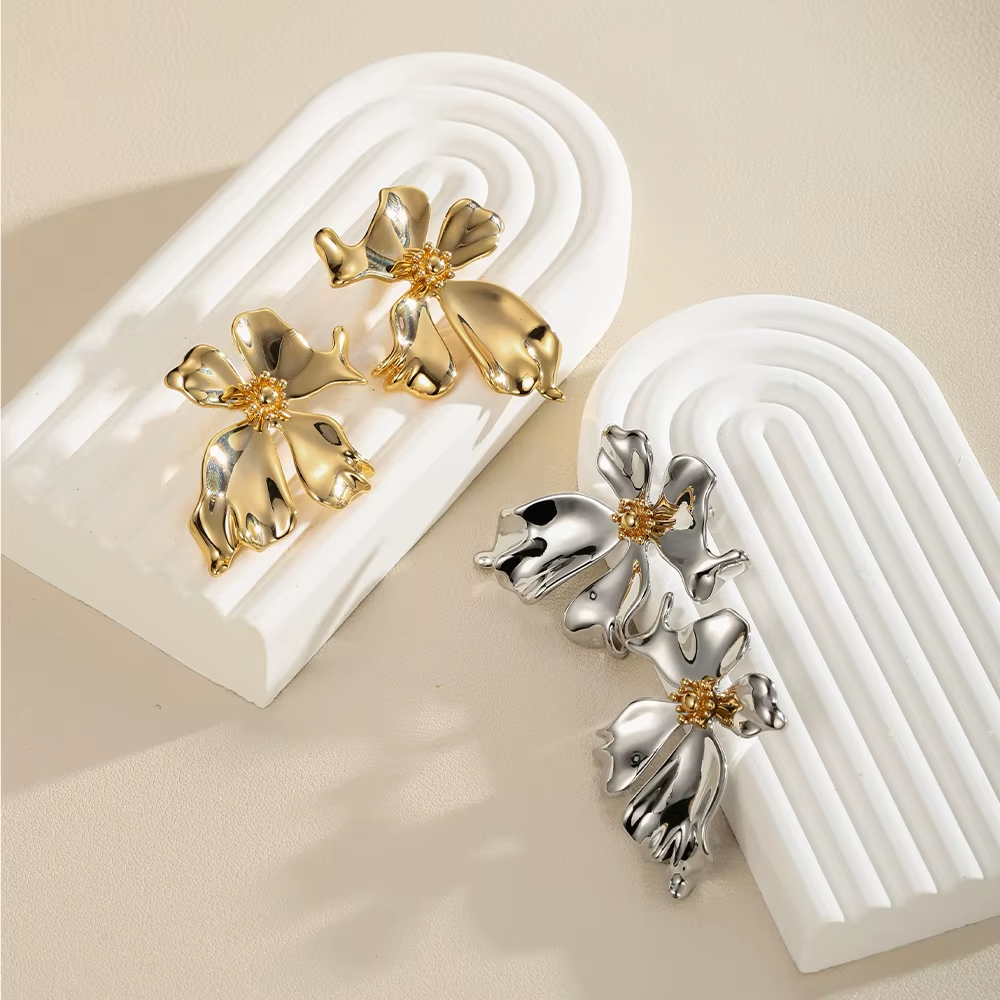 Wholesale Women Golden Flower Earrings European and American Retro Metal Stud Earrings Temperament Earrings