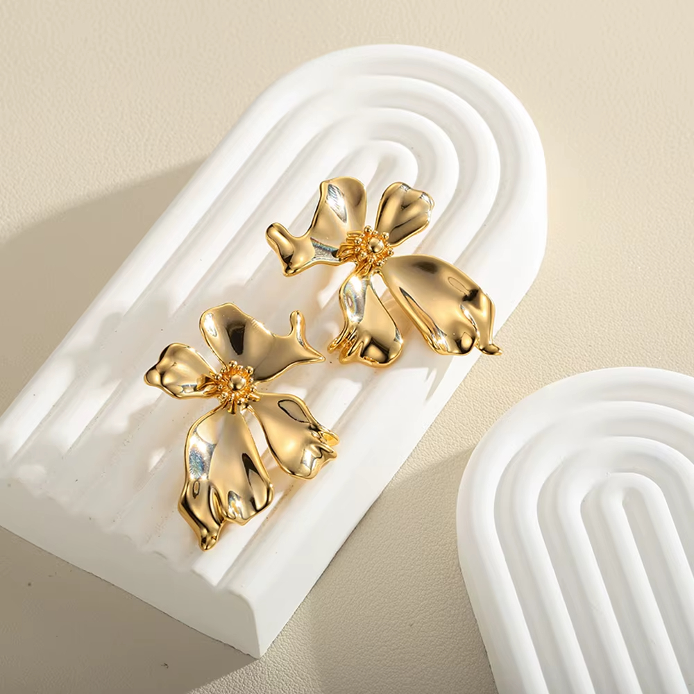 Wholesale Women Golden Flower Earrings European and American Retro Metal Stud Earrings Temperament Earrings