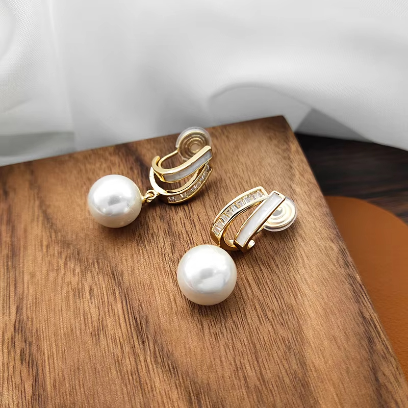 Women's Faux Mother-of-Pearl Geometric Pearl Earrings | 2025 New Trendy Minimalist Luxury Studs for Autumn & Winter