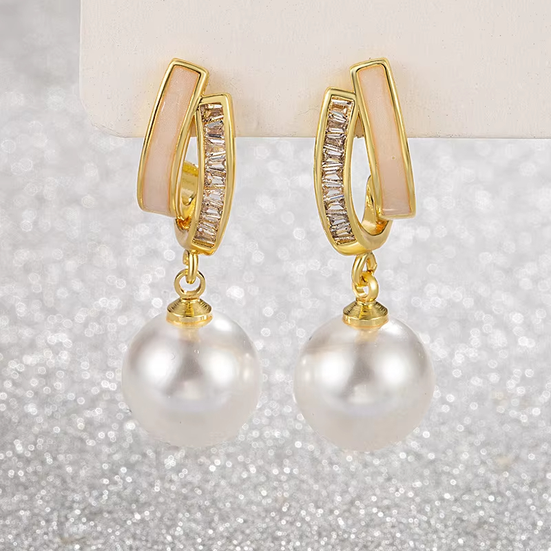 Women's Faux Mother-of-Pearl Geometric Pearl Earrings | 2025 New Trendy Minimalist Luxury Studs for Autumn & Winter